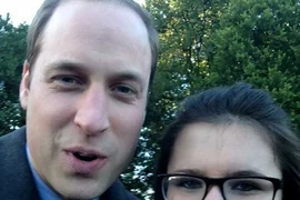 Hoàng tử Anh chụp hình “tự sướng” với nữ sinh