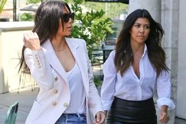 Thời trang dạo phố te tua của Kim siêu vòng ba