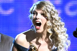 Chộp khoảnh khắc hài hước của Taylor Swift