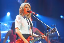 Taylor Swift là nghệ sỹ kiếm tiền giỏi nhất