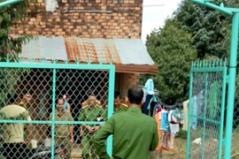 Cho rằng bị…nhìn đểu, xách súng bắn hàng xóm