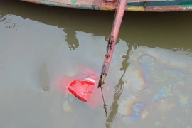 Đang tìm tài xế mất tích trên chiếc ôtô dưới lòng sông