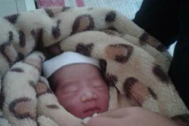 Bàng hoàng phát hiện bé gái nguyên dây rốn trong sân nhà