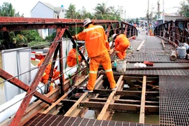 Chính quyền lên tiếng vụ sà lan đâm cầu Long Kiển