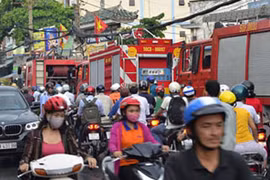 TP HCM: Đường phố kẹt cứng vì hoả hoạn trong hẻm