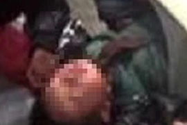 Chui vào cốp ôtô Mercedes, hai đứa trẻ chết ngạt