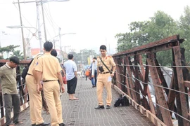 TP HCM: Sà lan đâm cầu Long Kiển, giao thông đang tê liệt