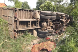 Xe tải lấn trái đường tông chết 3 người cùng gia đình