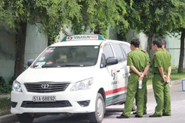 Tài xế taxi Vinasun chết bất thường trong xe khoá kín