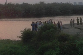 Thả cá chép tiễn ông Táo, rụng rời phát hiện tử thi