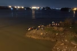 Lực lượng chức năng tìm kiếm thi thể nam sinh lớp 8.