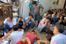 Gần 70 đối tượng sát phạt trong trường gà. Ảnh: HẠO NAM 