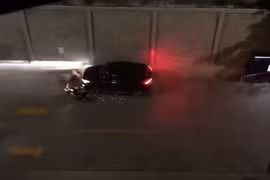 Vụ thanh niên lái xe ô tô tông 2 người trên xe máy ở chung cư Gold View do mâu thuẫn chỗ đậu xe