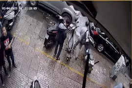 Bắt thêm 4 đối tượng trong vụ quán phở Hoà nổi tiếng bị “khủng bố” bằng mắm tôm, sơn