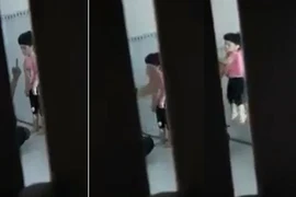 Xôn xao clip bé gái nghi bị cha dượng bạo hành ở Sài Gòn