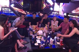 Vợ chồng gửi con cho nhân viên quán karaoke coi giùm để thác loạn tiệc ma tuý với bạn.