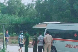 Công an khám nghiệm hiện trường. 