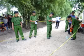 Công an khám nghiệm hiện trường. 