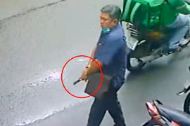 Hình ảnh người đàn ông cầm súng doạ 2 người phụ nữ.