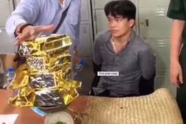 Giỏ đựng gà chọi bên trong chứa hơn 4kg ma tuý, dao, kiếm...của người đàn ông đi xe SH 