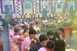 Đột kích quán bar Diamond Luxury phát hiện 100 dân chơi dương tính chất ma tuý