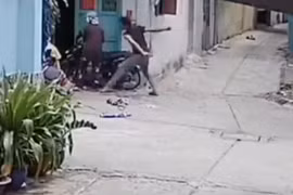 Kêu con trai vào ăn cơm, 2 vợ chồng già gần 60 tuổi bị đánh ở Sài Gòn.