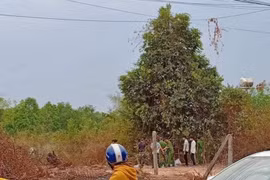 Công an khám nghiệm hiện trường.