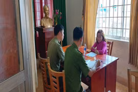 Công an làm việc với nữ công nhân.