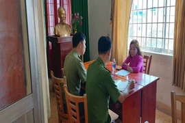 Công an làm việc với nữ công nhân.