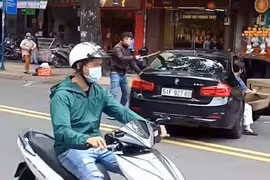 Nam thanh niên dùng gậy sắt đập xe BMW của nữ tài xế ở Sài Gòn sau cự cãi