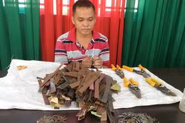 Quang cùng tang vật tại cơ quan công an.