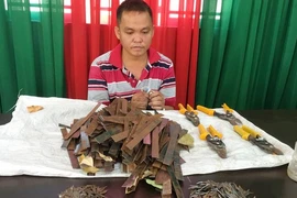 Quang cùng tang vật tại cơ quan công an.