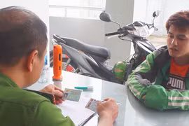 Tài xế Grab tại cơ quan công an.