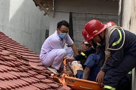 Cảnh sát giải cứu nam công nhân bị trượt ngã gãy xương đùi mắc kẹt trên mái nhà ở Sài Gòn