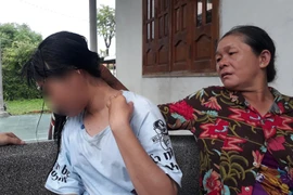 Bé gái 13 tuổi bị nhóm thiếu nữ ép lên núi đánh đập tàn nhẫn.