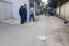 Công an khám nghiệm hiện trường. 