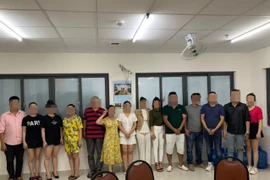 Bắt quả tang “phê” ma túy tập thể ở toà nhà Léman Luxury Apartments, nhiều “dân chơi” tươi cười làm dáng khi bị chụp ảnh.