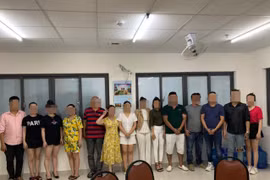 Bắt quả tang “phê” ma túy tập thể ở toà nhà Léman Luxury Apartments, nhiều “dân chơi” tươi cười làm dáng khi bị chụp ảnh.