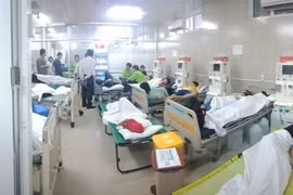 Gần 100 học sinh trung học giáo viên nghi ngộ độc do ăn xôi gà khi đi du lịch ở Sài Gòn.