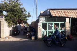 Người dân theo dõi vụ việc. 