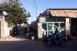 Người dân theo dõi vụ việc. 