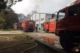 Xe bồn phát nổ bốc cháy ngùn ngụt, nhiều công nhân thoát chết