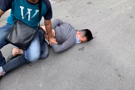 Đặc nhiệm hình sự nổ 2 súng bắt tên cướp giật tài sản của cô gái đang chụp hình "tự sướng" trên vỉa hè