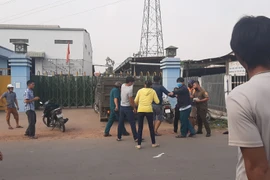 Người đàn ông nghi ngáo đá ôm bình gas, dí 2 dao vào cổ đòi tự sát được công an khống chế.