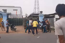 Người đàn ông nghi ngáo đá ôm bình gas, dí 2 dao vào cổ đòi tự sát được công an khống chế.