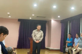 Ông Thuỷ tại buổi gặp gỡ cư dân ở cao ốc.