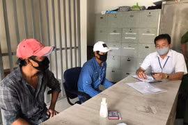 Hai thanh niên không đeo khẩu trang ở chợ đầu mối Thủ Đức bị phạt 200 ngàn đồng.