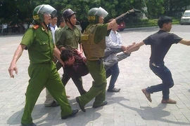 Khống chế 2 đối tượng trộm cắp, công an viên bị đâm trúng ngực, đứt 2 gân tay