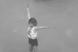 Cô gái có biểu hiện ngáo đá cầm dao phần luồng giao thông giữa giao lộ Sài Gòn