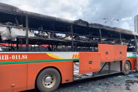 Xe khách Hưng Thịnh Gia Lai bị thiêu rụi trong bến xe Miền Đông
